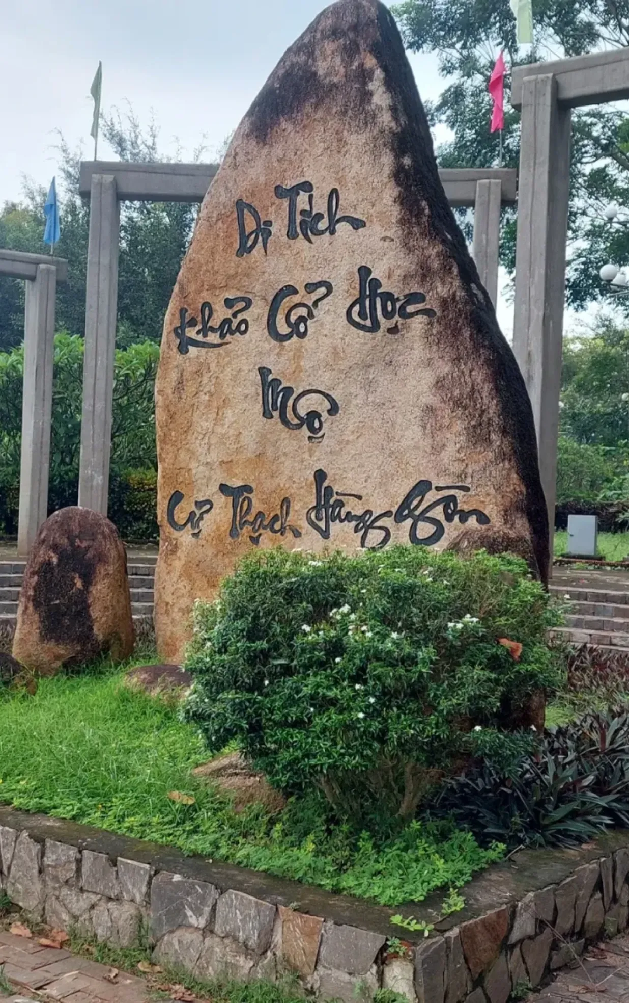 Mộ Cự Thạch Hàng Gòn