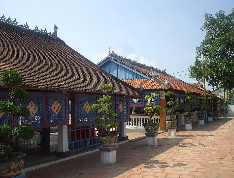 Tổng quan Nhà Lớn Long Sơn (đền Ông Trần)