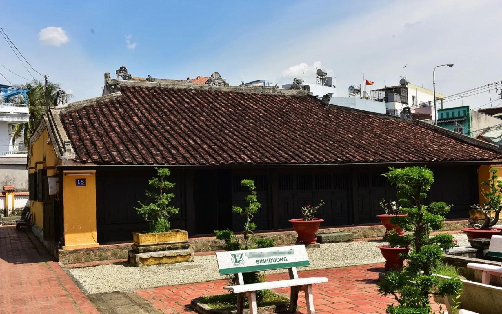Nhà Cổ Trần Công Vàng
