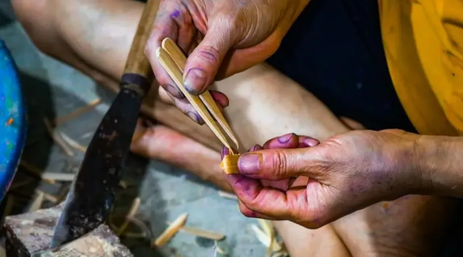 Chẻ và vót tre