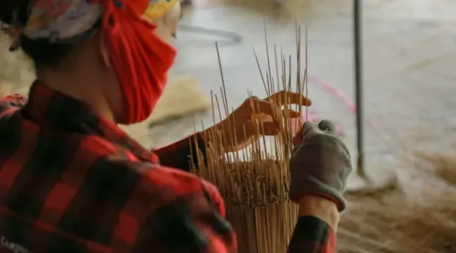 Chẻ tre làm tăm hương