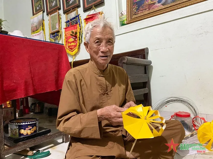 Nghệ nhân Nguyễn Văn Quyền - giữ ánh đèn xưa giữa nhịp sống hôm nay