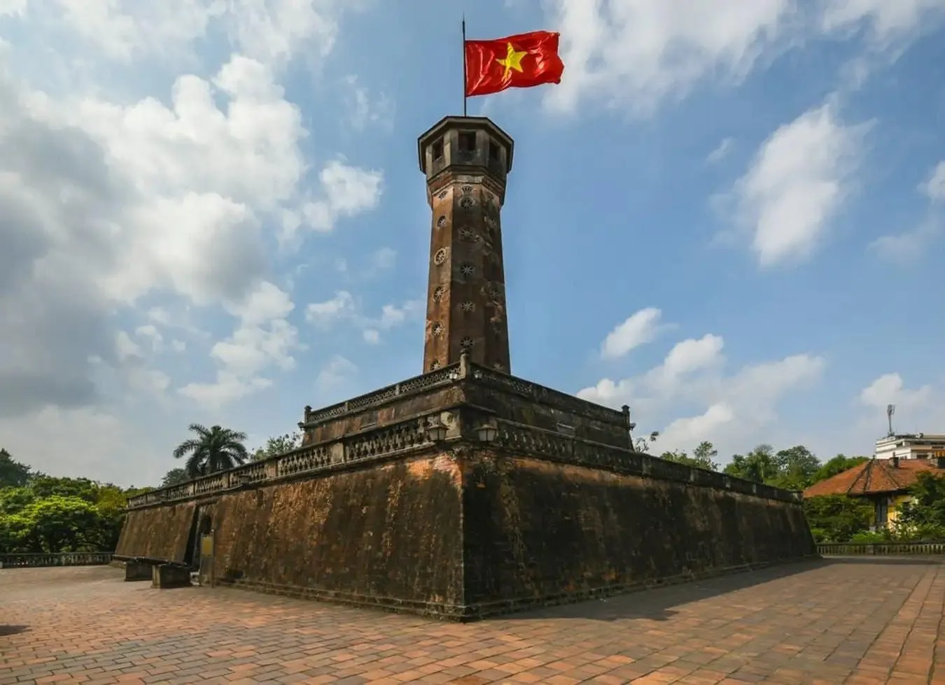 Cột cờ Hà Nội – nơi quá khứ vẫn tung bay trên nền trời Hà Nội