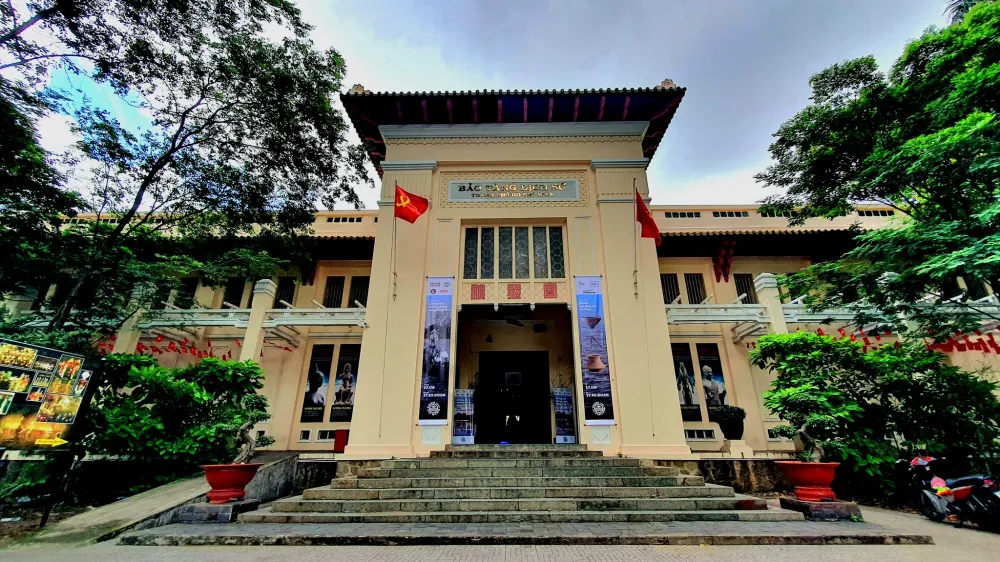 Sảnh ra vào Bảo tàng Lịch sử Thành phố Hồ Chí Minh tại Thảo Cầm Viên