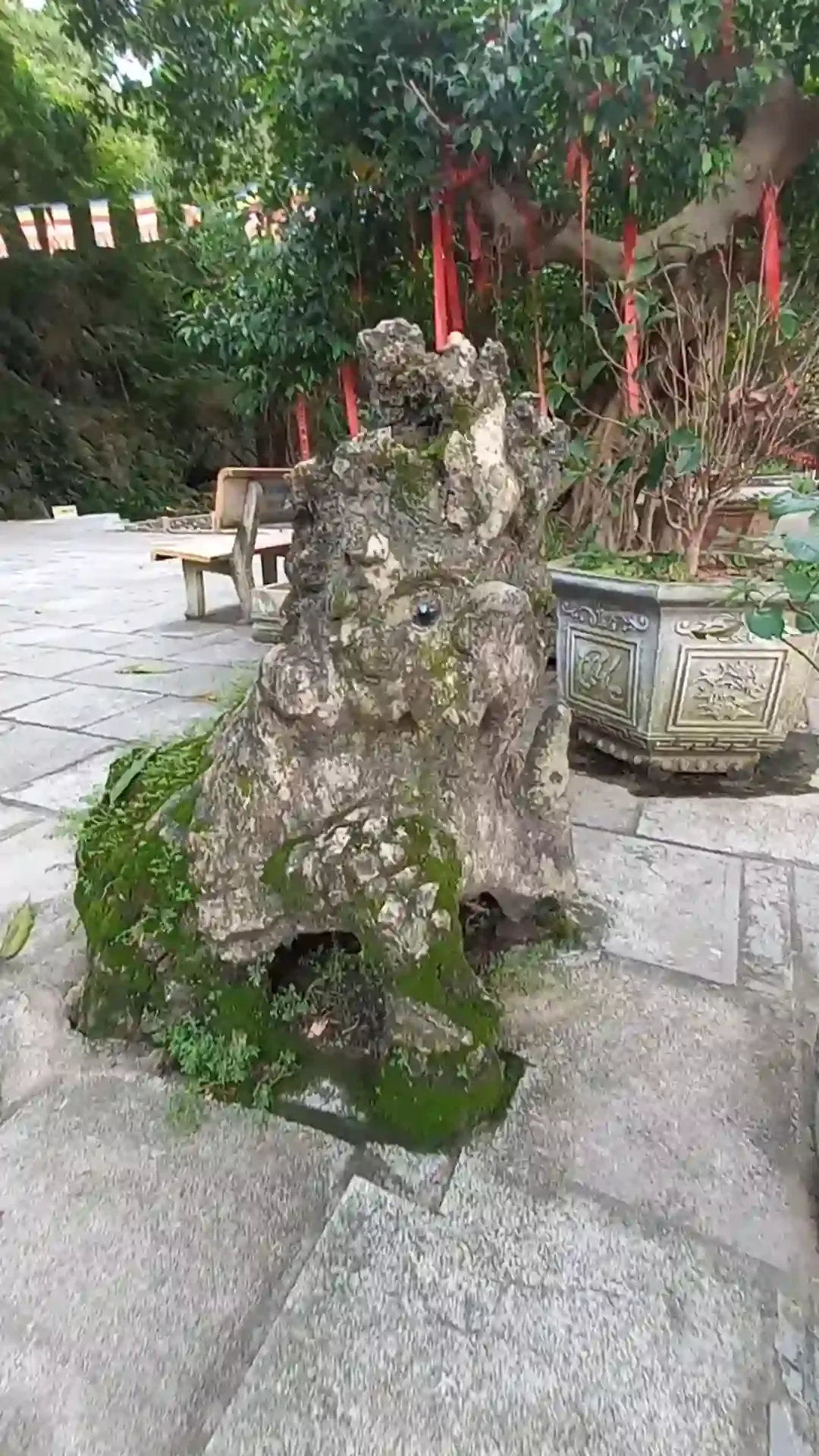 Nghê đá cổ trong khuôn viên Chùa Trầm