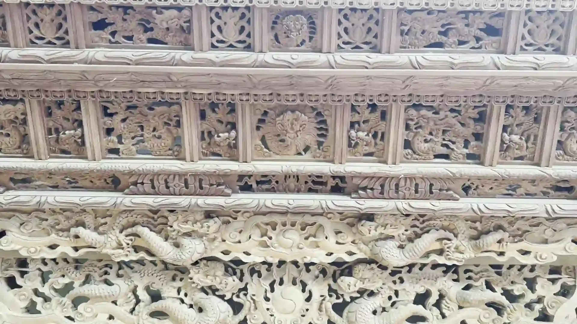 Nét chạm khắc trên gỗ của làng nghề Sơn Đồng vô cùng tinh xảo, khó có thể lẫn với nơi khác.