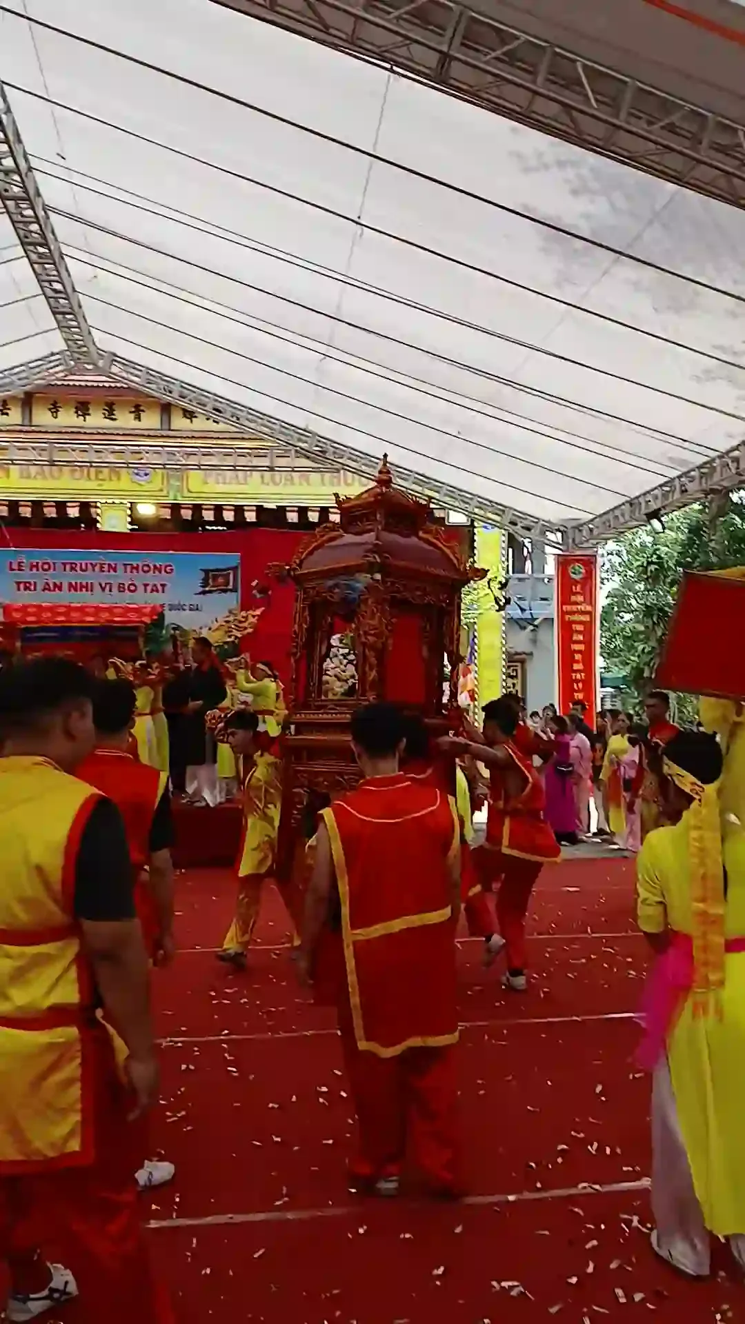 Rước kiệu long đình tại sân chùa Thanh Liên
