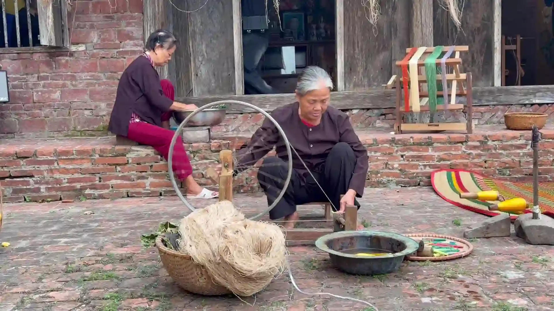 Công đoạn đánh ống tại Làng nghề dệt lụa đũi Nam Cao