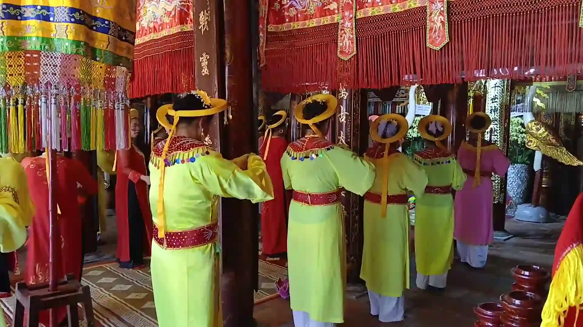 Các cụ bà lễ Thánh Mẫu (thân mẫu Thánh Gióng)