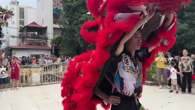 Lân rồng cùng cúi đầu tri ân tại tượng đài ghi công các anh hùng liệt sĩ dịp lễ hội đình Hoè Thị 2026