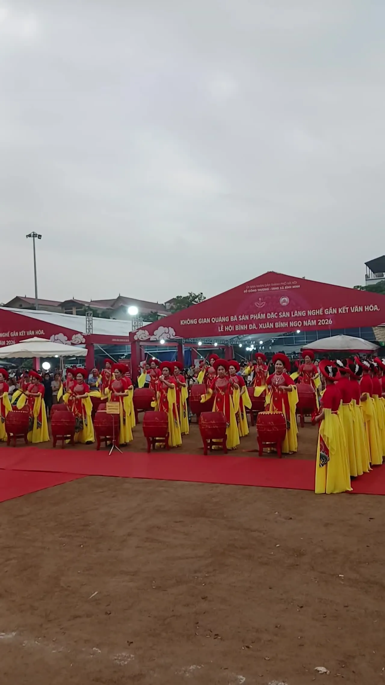 Biểu diễn trống hội ở hội làng Bình Đà xuân Bính Ngọ 