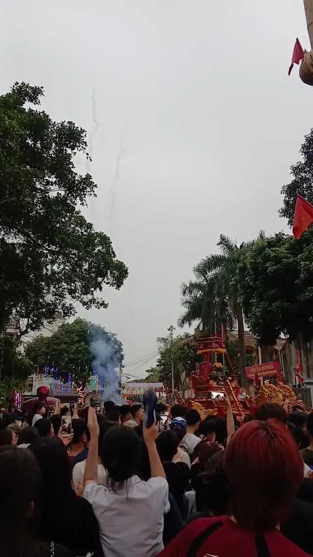 Không khí lễ hội truyền thống làng Yên Trường 