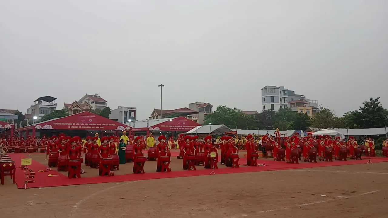 Không khí lễ hội Bình Đà 