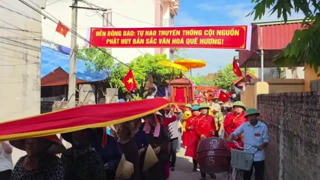 Lễ đội kiều rước Vương mẫu Ỷ Lan trong lễ hội tại đền Đồng Bào