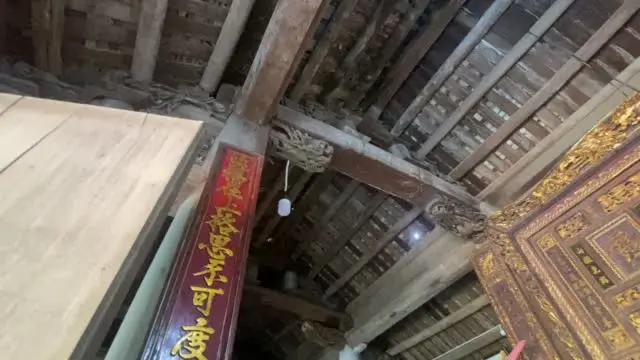 Bên trong Tòa Đại bái của đình So