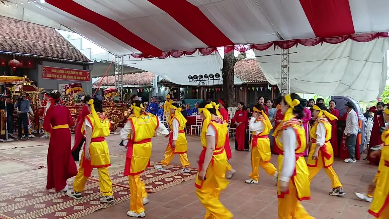 Đội Hàng đô nữ lễ Thánh, chuẩn bị cho nghi thức rước kiệu hội làng Cổ Hiền 