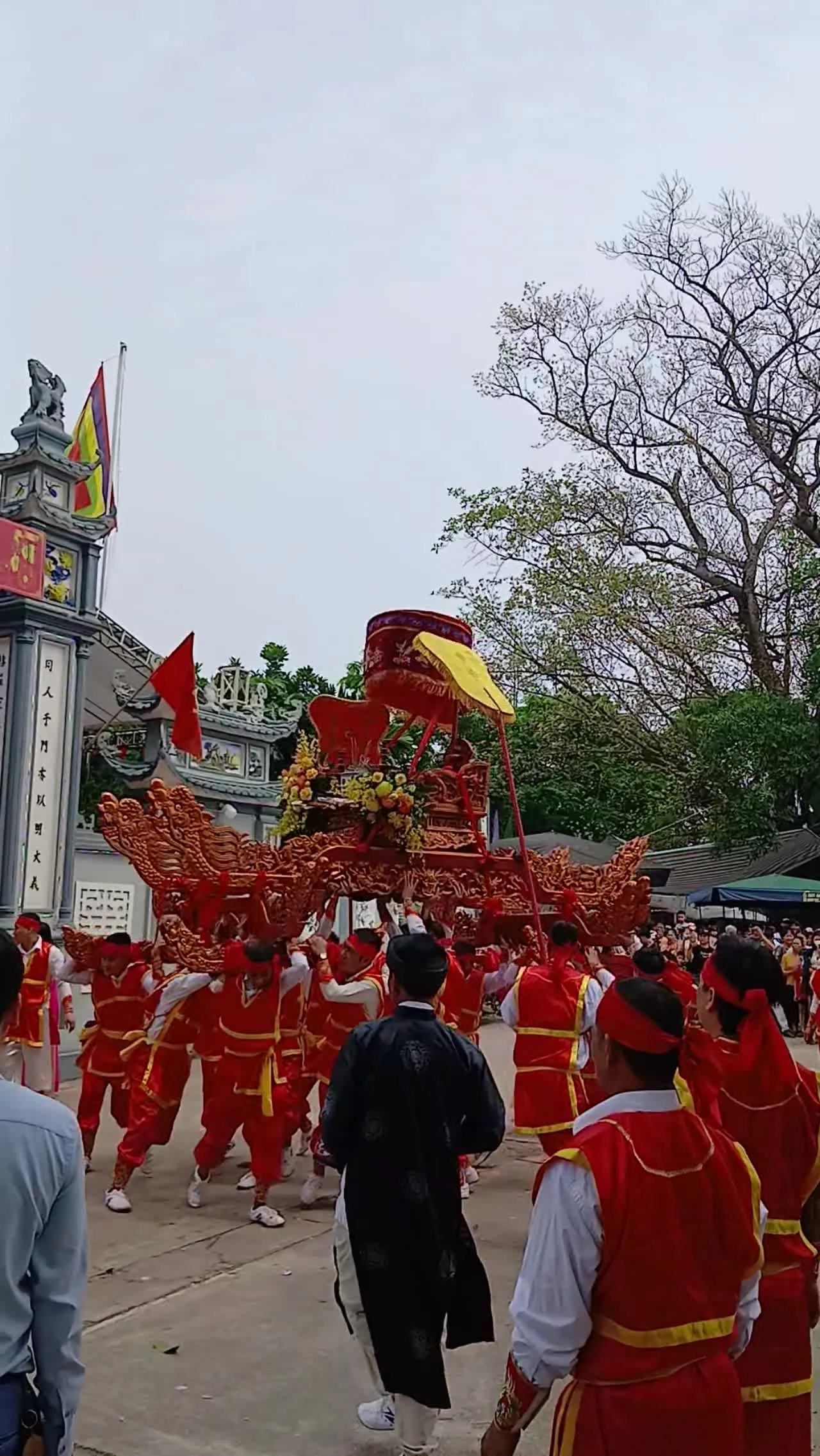 Kiệu quay ở lễ hội làng Bài Trượng xuân Bính Ngọ tháng ba ngày mùng mười