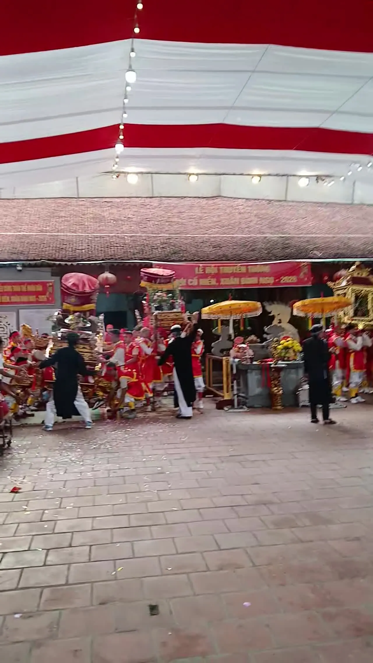 Khởi kiệu (lễ hội truyền thống làng Cổ Hiền) 