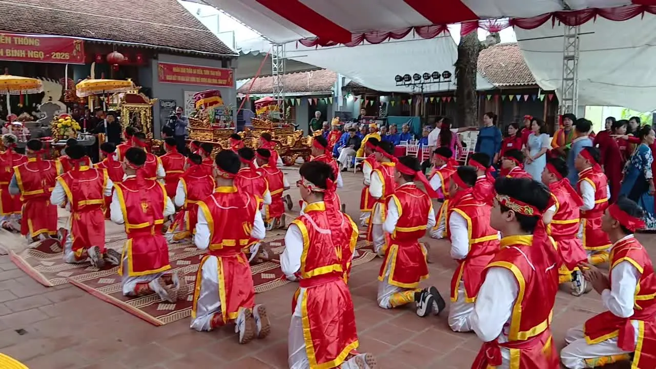 Đội hàng đô nam lễ thánh chuẩn bị cho nghi thức rước kiệu