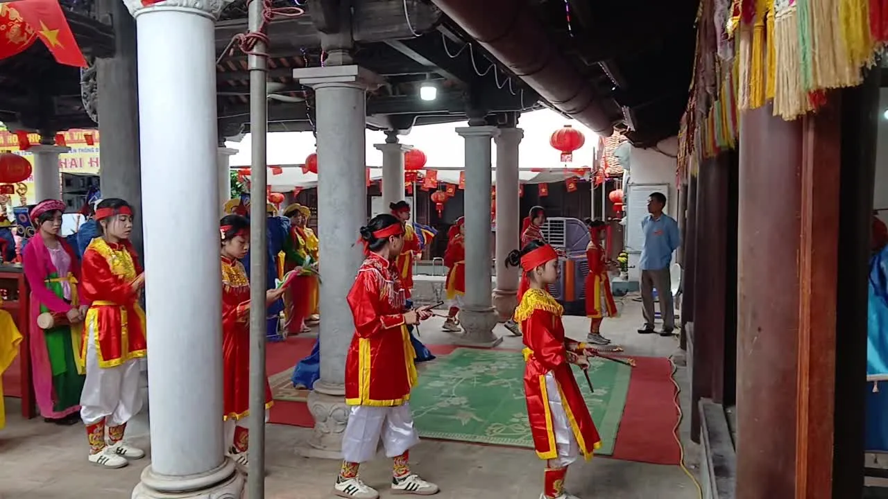 Nghi thức dâng lễ nhà Thánh ở hội làng Bài Trượng xuân Bính Ngọ tháng ba ngày mùng mười 