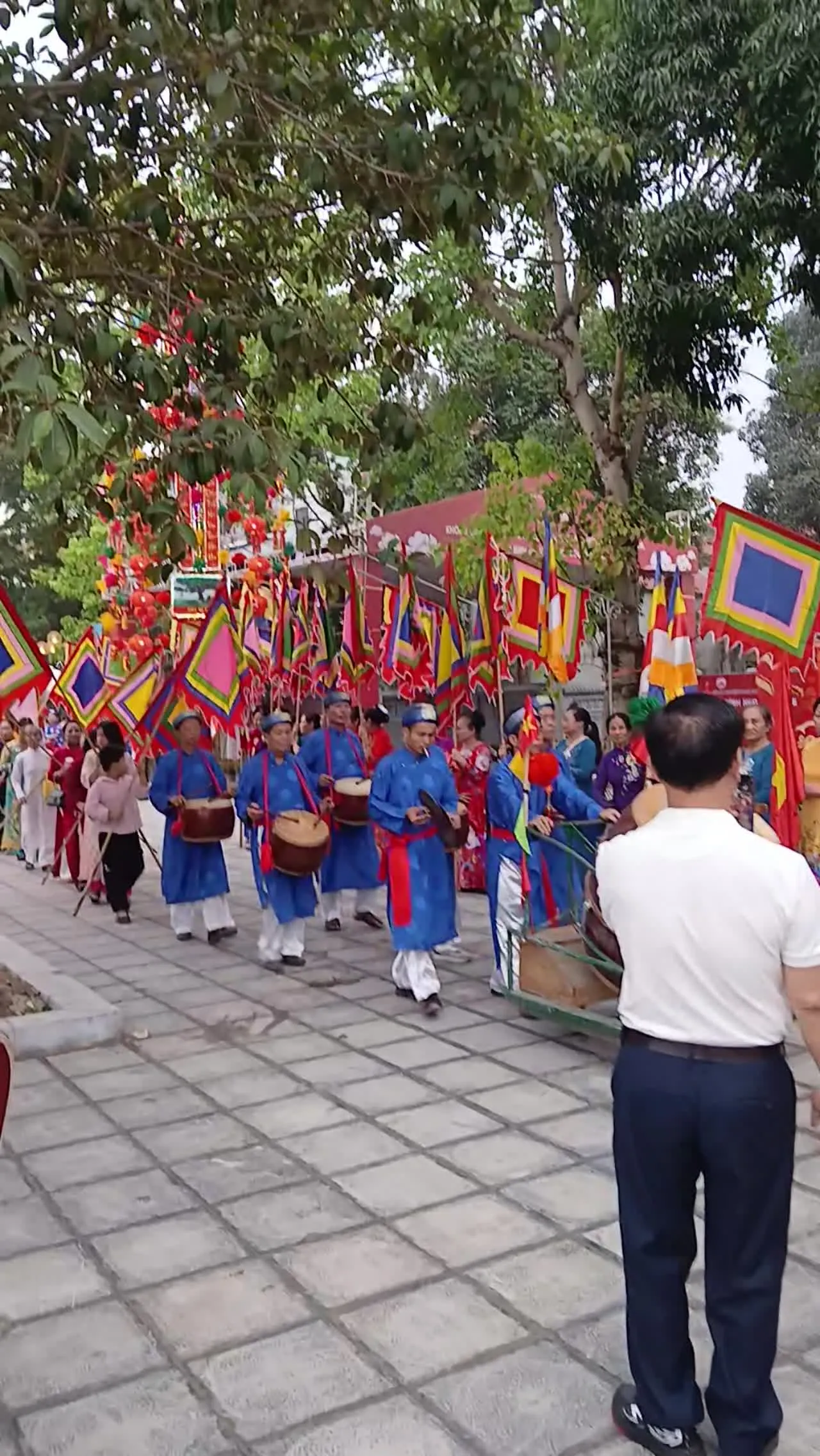 Nghi thức rước lễ từ Đền Nội ra đình ngoại lễ hội Bình Đà xuân Bính Ngọ tháng ba ngày mùng 3